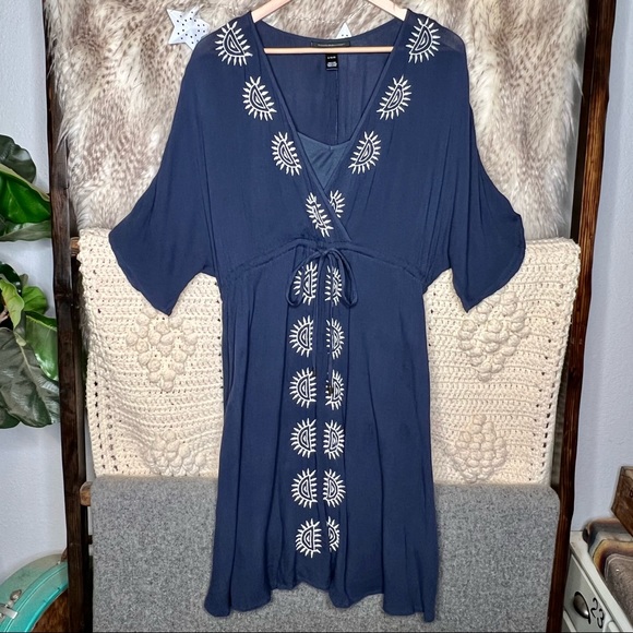 Wendy Bellissimo Dresses & Skirts - Wendy Bellissimo Navy Embroidered Dress